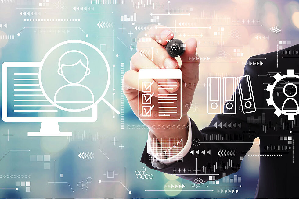 Person, die einen Marker hält und auf transparentem Bildschirm zeichnet. Bildschirm zeigt die Symbole Computermonitor mit Benutzerprofilsymbol, Checkliste, Dateiordnern, Zahnradsymbol